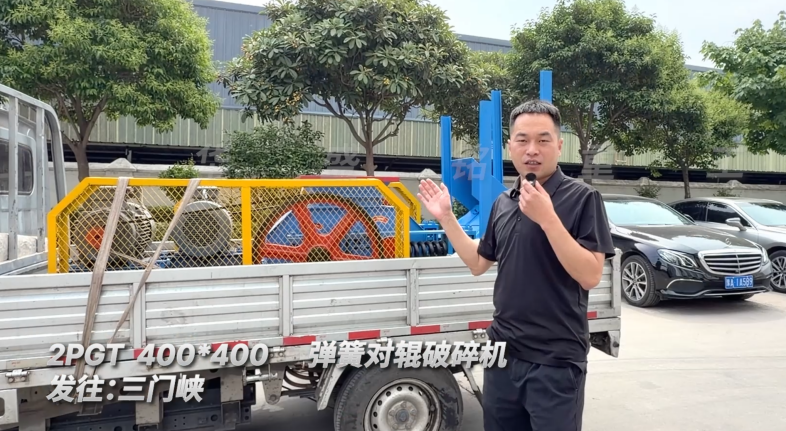 2PGT400×400彈簧對(duì)輥破碎機(jī)發(fā)往河南三門(mén)峽！