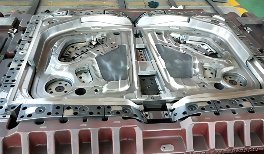 發(fā)動(dòng)機(jī)蓋模具：汽車工業(yè)中的精密藝術(shù)與技術(shù)創(chuàng)新